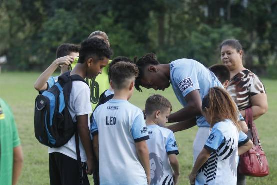 Alenis Vargas compartió con los pequeños que le vieron crecer en la Academia Leones.