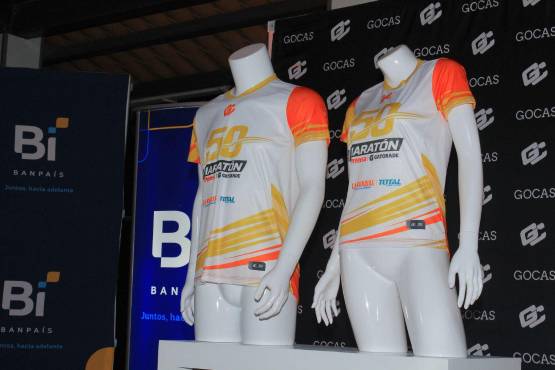 Las camisetas que usarán los atletas de la 50 Maratón LA PRENSA-Gatorade. FOTO: Moisés Valenzuela