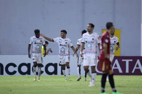 Venegas y sus compañeros celebran el segundo tanto provisional del Alajuelense.