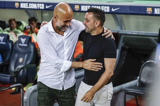 Pep Guardiola tiene una buena muy buena relación con Xavi, fueron compañeros en la cancha y ahora comparte profesión como entrenadores.