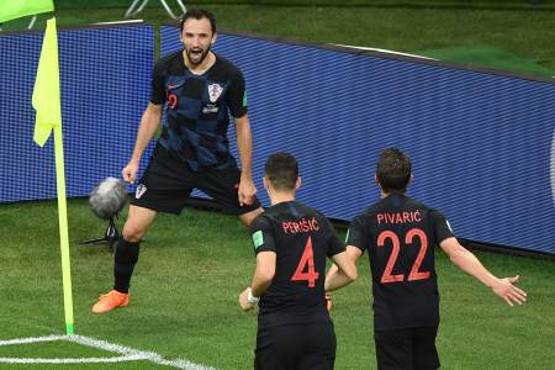 Croatia's midfielder Milan Badelj (back) celebrates with teammates after scoring a goal during the Russia 2018 World Cup Group D football match between Iceland and Croatia at the Rostov Arena in Rostov-On-Don on June 26, 2018. / AFP PHOTO / Khaled DESOUKI / RESTRICTED TO EDITORIAL USE - NO MOBILE PUSH ALERTS/DOWNLOADS