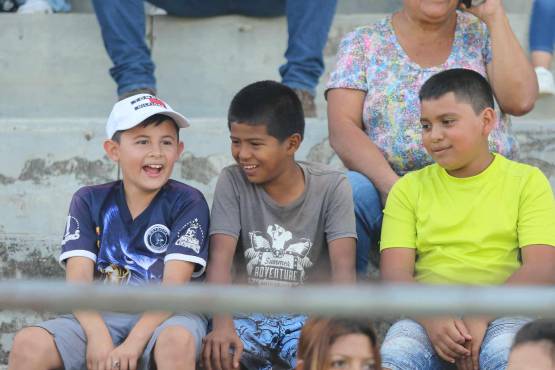 Los pequeños a la espera del inicio del partido.