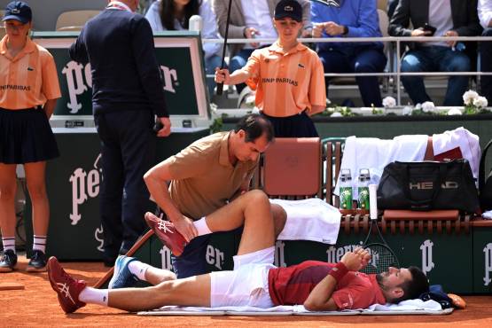 Novak Djokovic terminó el juego ante Francisco Cerúndolo renqueando.
