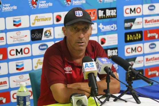 Troglio se calienta cuando le preguntan por el invicto y se va de conferencia en medio de un alegato con periodista