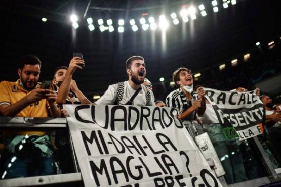 Juventus fans cheer prior to the UEFA Champions League Group H football match between Juventus and Chelsea on September 29, 2021 at the Juventus stadium in Turin. (Photo by Marco BERTORELLO / AFP)