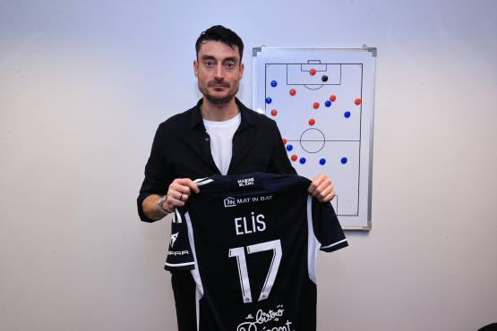 Albert Riera, DT del Girondins, y su gesto en apoyo a Alberth Elis.