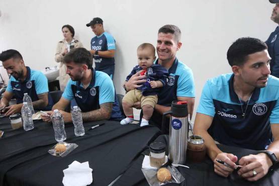 Jonathan Rougier compartió con aficionados y hasta con este tierno hincha de Motagua. Foto: Alex Pérez