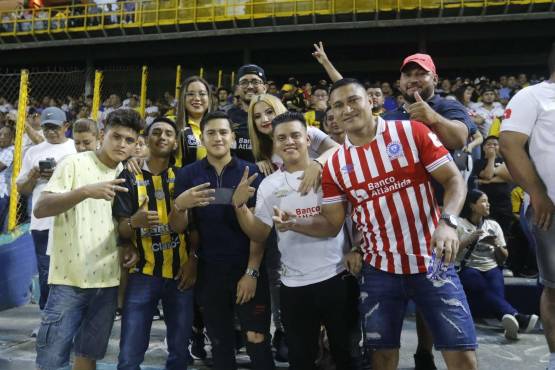 Los aficionados disfrutan en paz el encuentro.