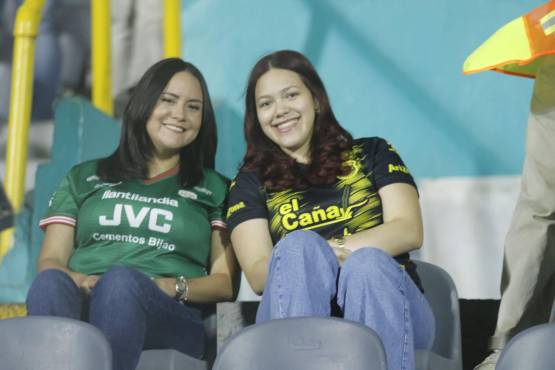 Las bellas chicas que nos engalanan en el derbi sampedrano.