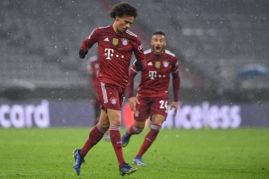 Futbolista del Bayern, Leroy Sané celebra el 2-0 ante Barcelona en la UEFA Champions League.