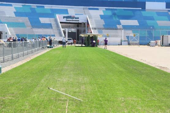 La instalación del césped híbrido en el Estadio Nacional comenzó el jueves con los trabajos de la máquina traída de Países Bajos en conjunto con la empresa TMS de Costa Rica. FOTO: Marvin Salgado.