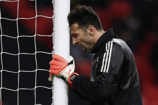 Juventus' Italian goalkeeper Gianluigi Buffon warms up for the UEFA Champions League round of sixteen second leg football match between Tottenham Hotspur and Juventus at Wembley Stadium in London, on March 7, 2018. / AFP PHOTO / IKIMAGES / Ian KINGTON