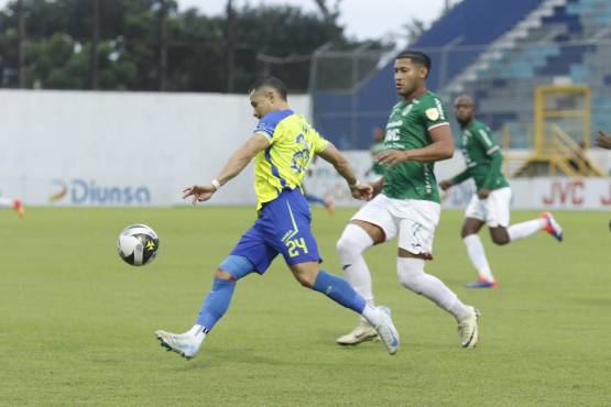 Omar Elvir conduce el balón frente al panameño Javier Rivera.
