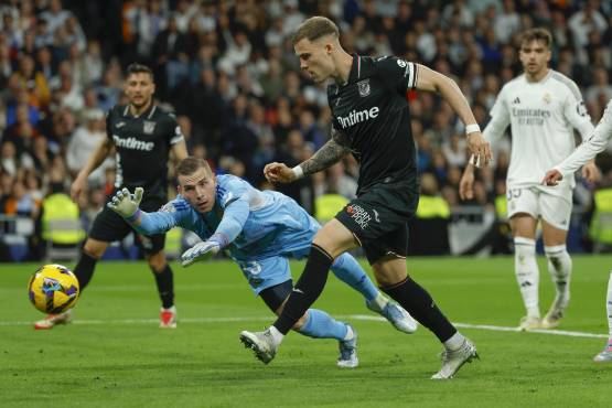El delantero del Leganés Diego García, remata para marcar gol ante el portero del Real madrid Andriy Lunin.