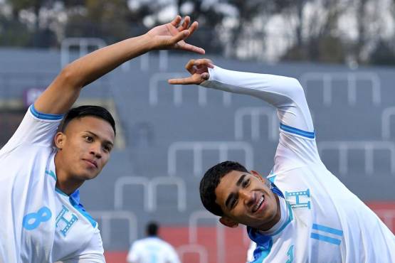 ¡FUSIÓN! Así fue la celebración del goleador Marco Aceituno con Tomas Sorto tras el 1-1 de Honduras ante Gambia.