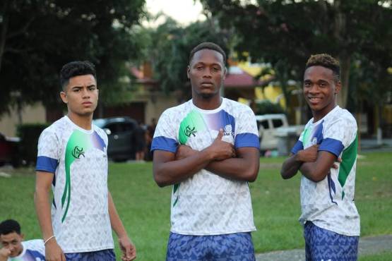 Isaac Castillo, Melker Alexander y Bryan Samir Félix suelen compartir dentro y fuera de la cancha.