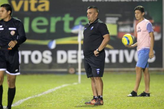 José Giacone, el entrenador argentino del Sporting FC, dio pocas opciones al hondureño Roger Rojas de mostrar sus mejores cualidades. Foto: Rafael Pacheco.