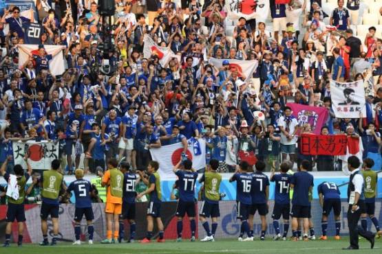 Japan's players celebrate their qualification for the next round at the end of the Russia 2018 World Cup Group H football match between Japan and Poland at the Volgograd Arena in Volgograd on June 28, 2018. / AFP PHOTO / Mark RALSTON / RESTRICTED TO EDITORIAL USE - NO MOBILE PUSH ALERTS/DOWNLOADS