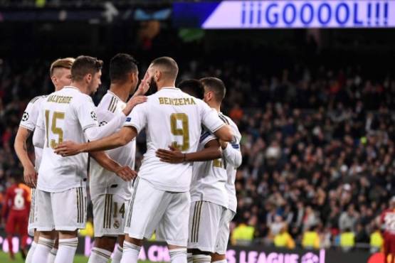 Real Madrid's French forward Karim Benzema (C) celebrates with teammates after scoring during the UEFA Champions League Group A football match between Real Madrid and Galatasaray at the Santiago Bernabeu stadium in Madrid, on November 6, 2019. (Photo by PIERRE-PHILIPPE MARCOU / AFP)