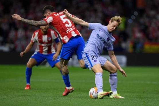 Atletico Madrid's Argentinian midfielder Rodrigo De Paul (L) vies with Barcelona's Dutch midfielder Frenkie De Jong during the Spanish League football match between Club Atletico de Madrid and FC Barcelona at the Wanda Metropolitano stadium in Madrid on October 2, 2021. (Photo by OSCAR DEL POZO / AFP)