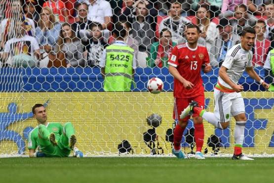 Mexico's defender Hector Moreno (R) reacts after Mexico's defender Nestor Araujo (unseen) scored the team's first goal during the 2017 Confederations Cup group A football match between Mexico and Russia at the Kazan Arena Stadium in Kazan on June 24, 2017. / AFP PHOTO / Yuri CORTEZ