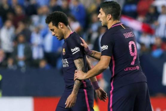GRA513. MÁLAGA. 08/04/2017.- El delantero brasileño del FC Barcelona Neymar da Silva (i), junto al uruguayo Luis Suárez, es expulsado tras sacarle tarjeta roja durante el partido de la jornada trigésima primera de Liga en Primera División que Málaga CF y FC Barcelona juegan esta noche en el estadio de La Rosaleda, en Málaga. EFE/Jorge Zapata