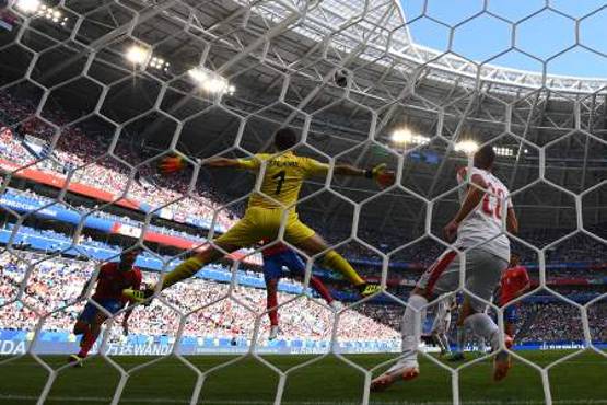 Serbia's goalkeeper Vladimir Stojkovic (C) stretches to make a save during the Russia 2018 World Cup Group E football match between Costa Rica and Serbia at the Samara Arena in Samara on June 17, 2018. / AFP PHOTO / MANAN VATSYAYANA / RESTRICTED TO EDITORIAL USE - NO MOBILE PUSH ALERTS/DOWNLOADS