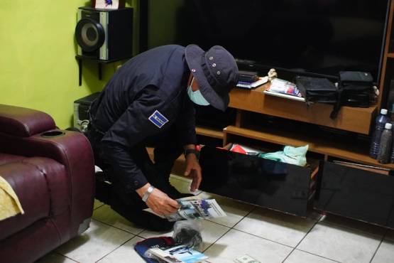 Momento en que las autoridades revisan las pertenencias del presidente Hugo Carrillo.