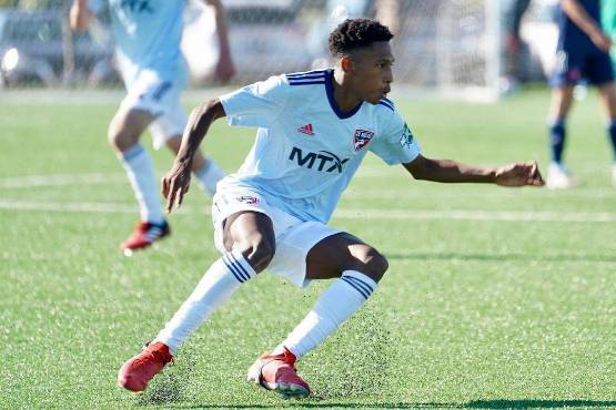 Nayrobi Vargas tiene 16 años y mide 1.90 metros de altura.