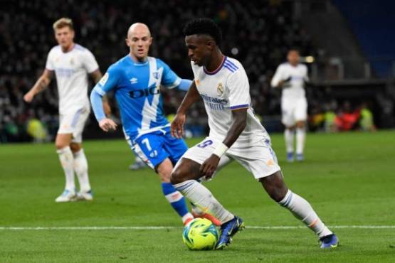 Real Madrid's Brazilian forward Vinicius Junior (R) runs with the ball during the Spanish league football match between Real Madrid CF and Rayo Vallecano de Madrid at the Santiago Bernabeu stadium in Madrid on November 6, 2021. (Photo by PIERRE-PHILIPPE MARCOU / AFP)