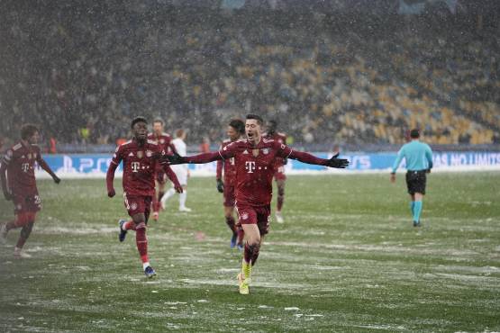 Así celebró Lewandowski bajo la nieve en Ucrania.