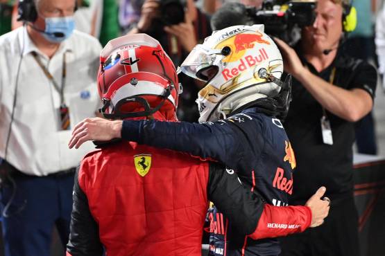 El piloto monegasco de Ferrari, Charles Leclerc (izquierda), saluda al piloto holandés de Red Bull, Max Verstappen (derecha), después del Gran Premio de Fórmula Uno de Arabia Saudita.