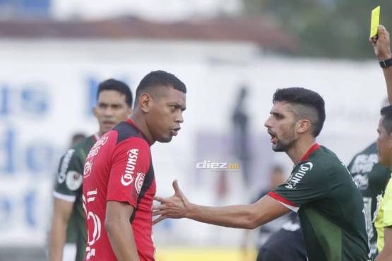 Instante en que Denovan Torres recibe tarjeta amarilla del árbitro Edwin Cedillo.