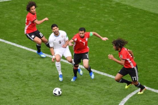 Uruguay's forward Luis Suarez (2L) is challenged by Egypt's defender Ahmed Fathi (2R) during the Russia 2018 World Cup Group A football match between Egypt and Uruguay at the Ekaterinburg Arena in Ekaterinburg on June 15, 2018. / AFP PHOTO / HECTOR RETAMAL / RESTRICTED TO EDITORIAL USE - NO MOBILE PUSH ALERTS/DOWNLOADS