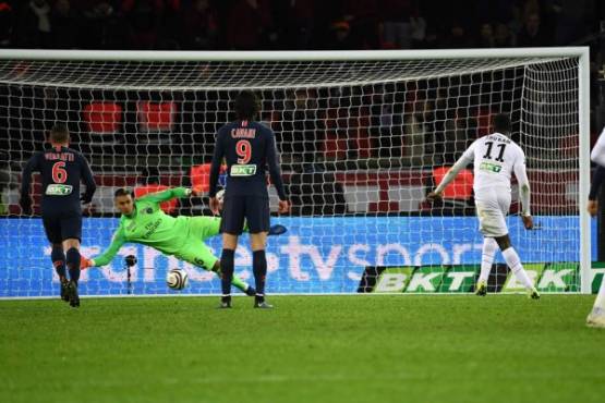 Guingamp's French forward Marcus Thuram (R) shoots and scores a penaty kick past Paris Saint-Germain's French goalkeeper Alphonse Areola (L) during the French League Cup quarter-final football match between Paris Saint-Germain (PSG) and Guingamp (EAG) on January 9, 2019, at the Parc des Princes stadium in Paris. (Photo by Anne-Christine POUJOULAT / AFP)