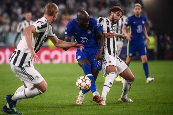 Chelsea's Belgian forward Romelu Lukaku (C) and Juventus' Italian midfielder Manuel Locatelli (R) go for the ball during the UEFA Champions League Group H football match between Juventus and Chelsea on September 29, 2021 at the Juventus stadium in Turin. (Photo by Marco BERTORELLO / AFP)