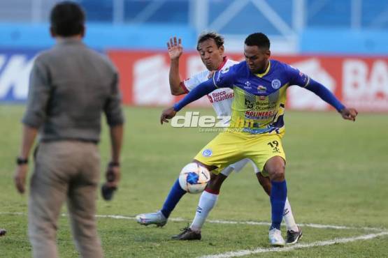 Danilo Tobías controlando el esférico ante la marca de Javier Portillo. Foto: Marvin Salgado.