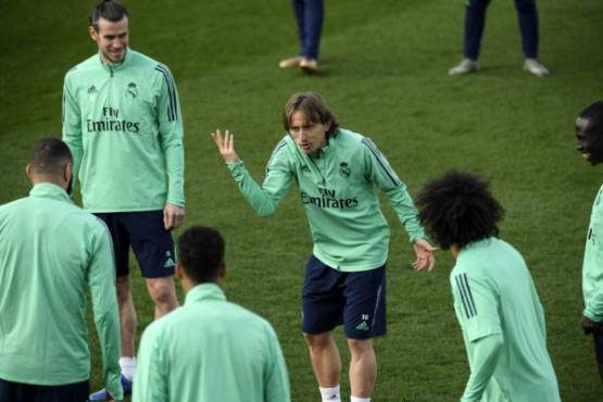 Real Madrid's Croatian midfielder Luka Modric (C) and teammates attend a training session at the Ciudad Real Madrid training ground in Madrid, on February 25, 2020, on the eve of their UEFA Champions League football match against Manchester City. (Photo by OSCAR DEL POZO / AFP)