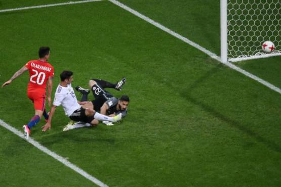 Germany's midfielder Lars Stindl (C) scores a goal past Chile's goalkeeper Johnny Herrera during the 2017 Confederations Cup group B football match between Germany and Chile at the Kazan Arena Stadium in Kazan on June 22, 2017. / AFP PHOTO / Roman Kruchinin