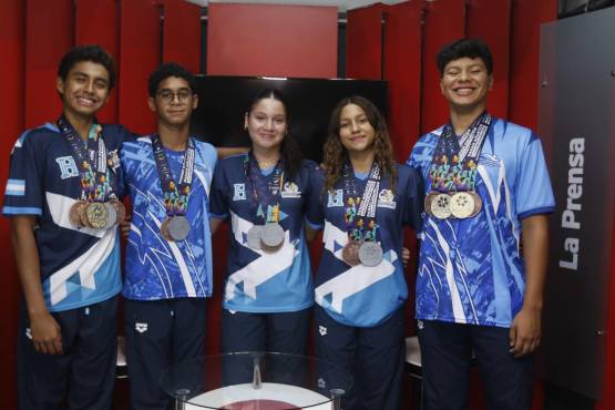 Caleb Ramírez, Josué Sánchez, Debbie Mejía, Débora Castillo y Josué Misael Matute durante su visita a la Sala de Redacción de Diario DIEZ y LA PRENSA. Foto Neptalí Romero