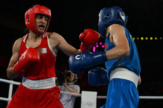 La argenlina Imane Khelif tumbó a la china Yang Liu (Blue) por el oro en los 66kg del boxeo en París 2024.