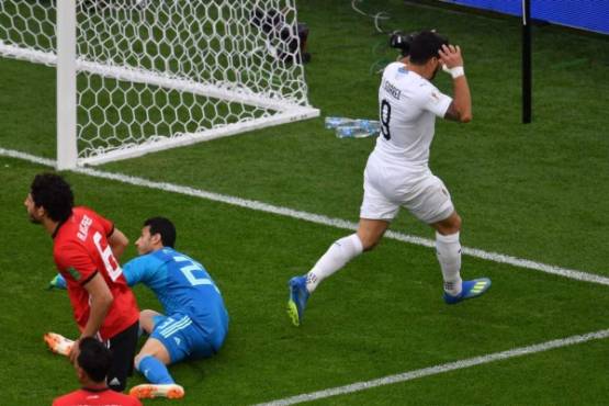 Uruguay's forward Luis Suarez (R) reacts after his shot was saved by Egypt's goalkeeper Mohamed El Shenawy (2L) during the Russia 2018 World Cup Group A football match between Egypt and Uruguay at the Ekaterinburg Arena in Ekaterinburg on June 15, 2018. / AFP PHOTO / HECTOR RETAMAL / RESTRICTED TO EDITORIAL USE - NO MOBILE PUSH ALERTS/DOWNLOADS