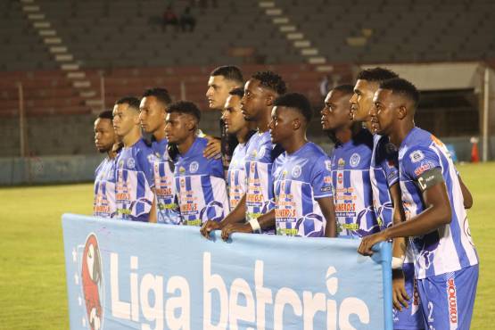 Plantilla del Victoria en uno de sus juegos de Liga Nacional.