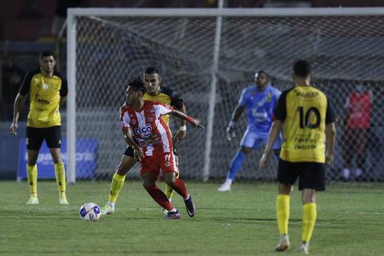 Juan Contreras (Vida) controla el esférico ante la mirada de los defensores de Real España. Foto: Neptali Romero.