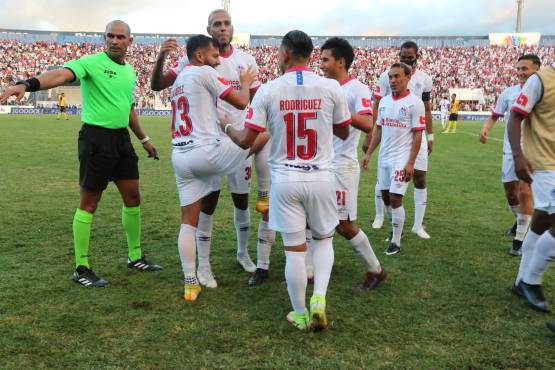 Carlos Pineda le pule el taco a Jorge Álvarez durante el golazo ante la mirada de sus compañeros en el Olimpia.