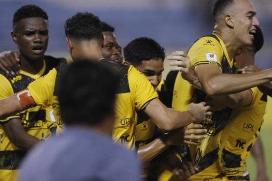 Real España hizo dos goles en el descuento para remontar a UPN. FOTO: Neptalí Romero