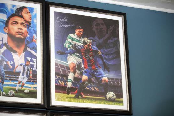 Los cuadros que adornan la oficina de Emilio Izaguirre. FOTOS: David Romero / DIEZ.HN