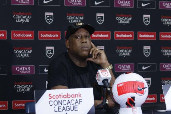 El tico Hernán Medford en la conferencia de prensa del partido de ida ante Real España por los cuartos de final en Liga Concacaf.