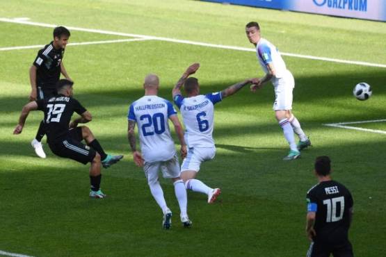 Argentina's forward Sergio Aguero (L) shots to score the opening goal during the Russia 2018 World Cup Group D football match between Argentina and Iceland at the Spartak Stadium in Moscow on June 16, 2018. / AFP PHOTO / Francisco LEONG / RESTRICTED TO EDITORIAL USE - NO MOBILE PUSH ALERTS/DOWNLOADS