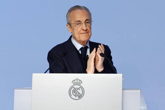 El presidente del Real Madrid, Florentino Pérez, interviene en la asamblea general ordinaria del club este domingo en Madrid.